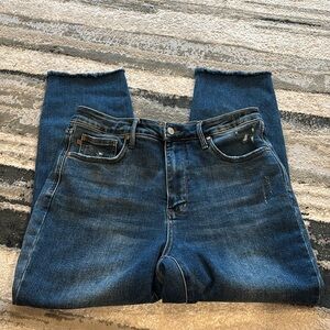 Judy blue jeans
Raw hem at ankle
Size 31